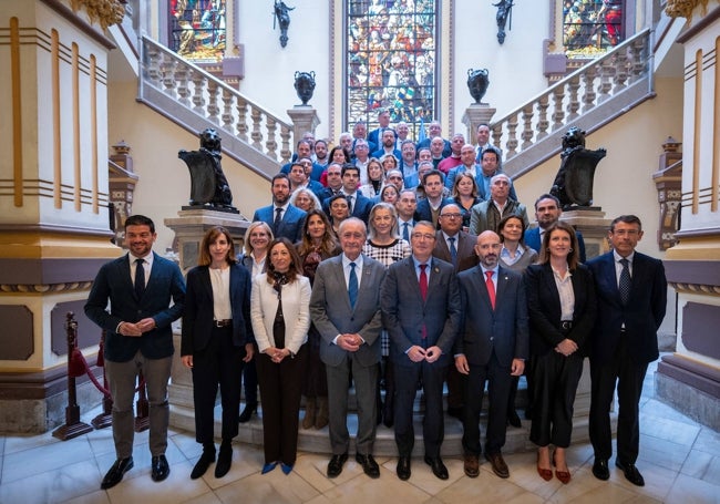 Foto de familia tras el encuentro en la escalinata principal del Ayuntamiento.