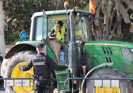 Una gente de la Policía Nacional dialoga con un agricultor, este martes, en Málaga.