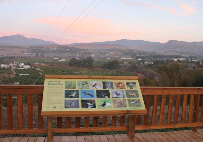 En un mirador se describe tanto la avifauna como la flora de la zona