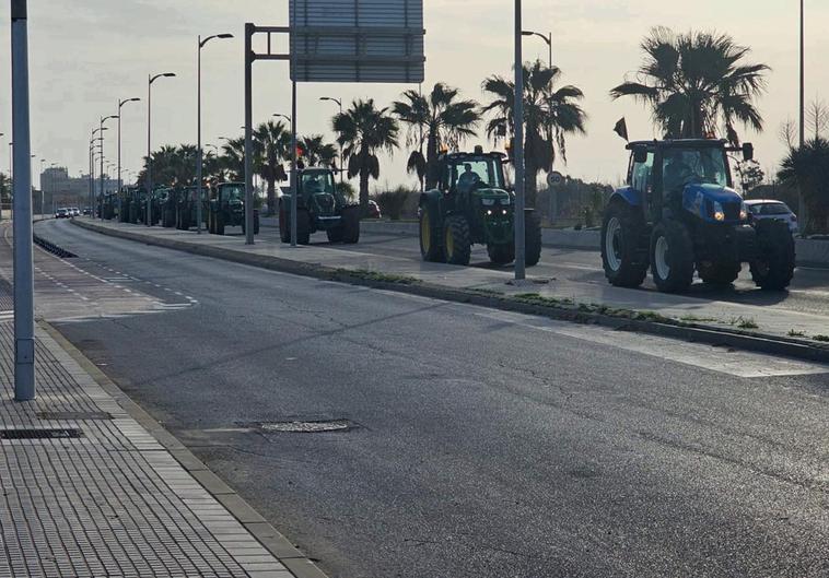 Un grupo de tractoristas, esta mañana por el paseo marítimo de Huelin.