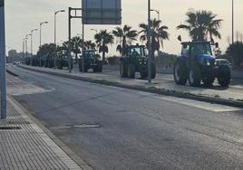 Un grupo de tractoristas, esta mañana por el paseo marítimo de Huelin.