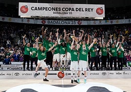 Alberto Díaz y Brizuela levantan el trofeo de campeón de Copa del Rey en Badalona.