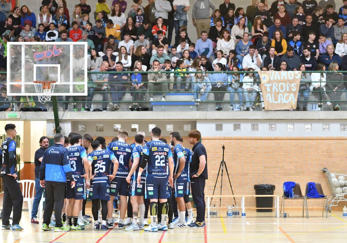 Los jugadores del Trops Málaga, en corrillo en su antigua pista, en Los Olivos.