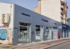 Demoliciones FT ha iniciado la demolición de lo que fue concesionario de vehículos.