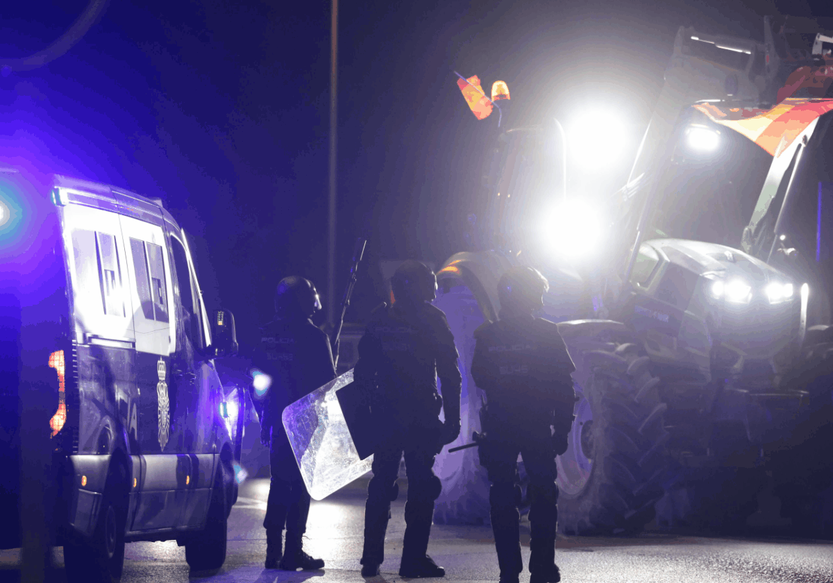 Noche de tensión en Antequera: un camión calcinado y cargas policiales para evitar el bloqueo logístico