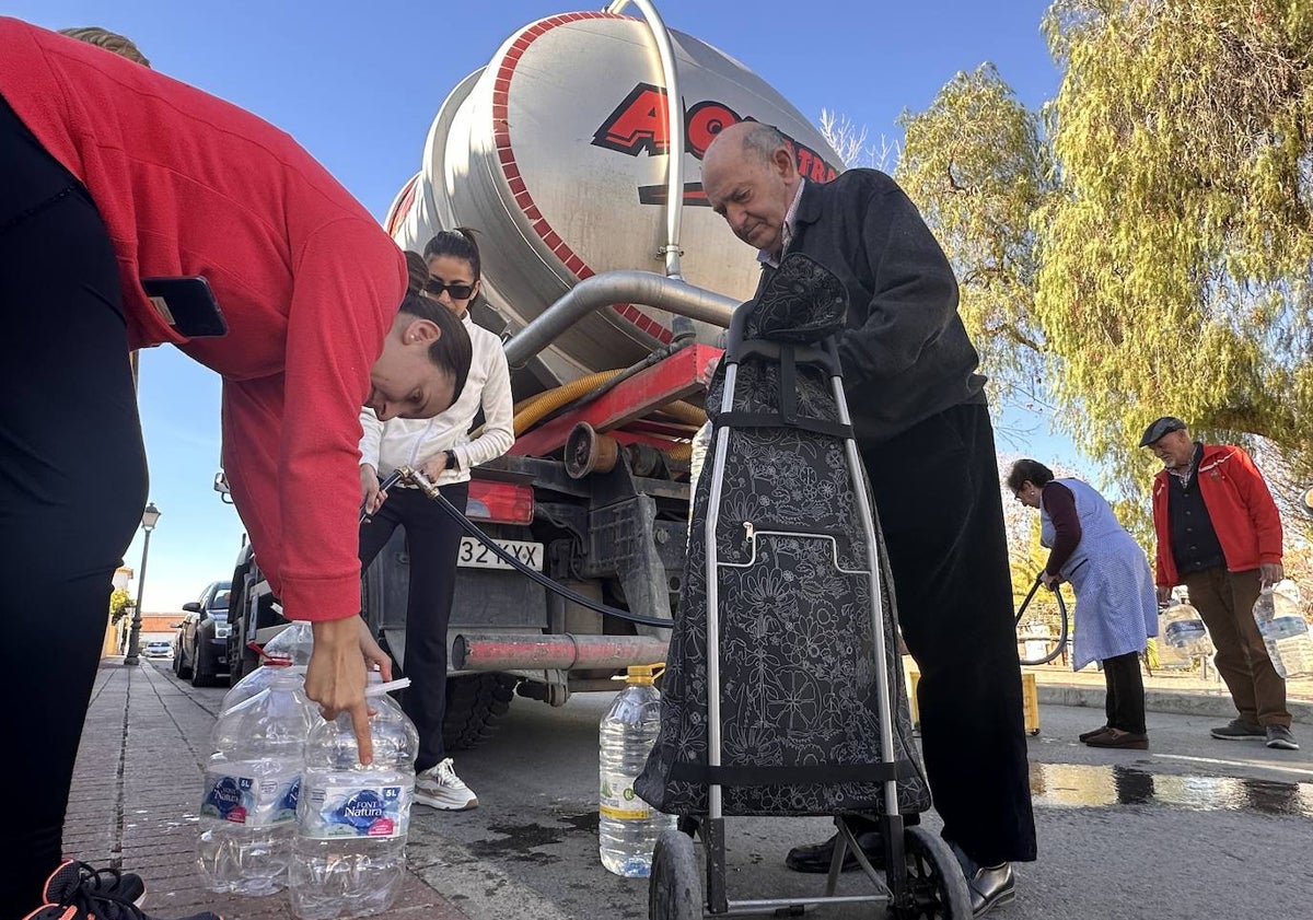 Imagen principal - Los vecinos llevan más de un año sin agua potable en el municipio y llenan sus garrafas del camión cisterna que acude al pueblo dos días en semana.