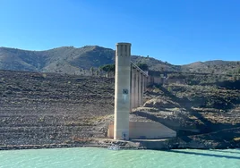 El embalse de La Viñuela está en mínimos históricos de reservas, por debajo del 7,5% de su capacidad.