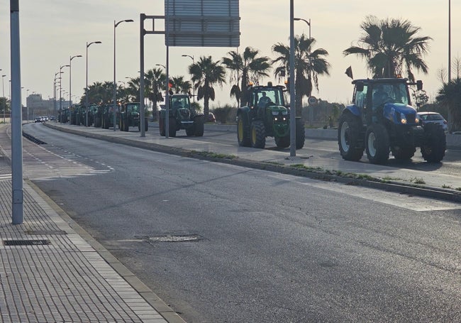 Imagen de los tractores abandonando Málaga capital por la salida a la autovía en el Palacio de Deportes.