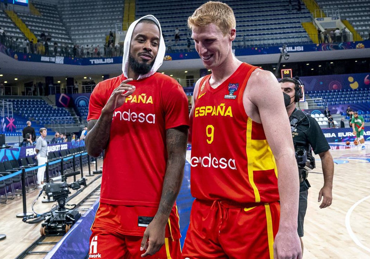 Lorenzo Brown y Alberto Díaz, tras un partido del último Eurobasket con España.