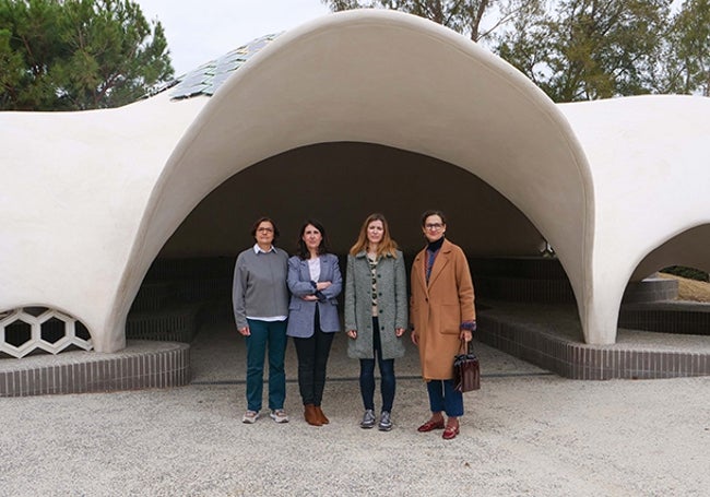 Las catedráticas María Jesús García, Alicia Rivera, Cristina Monereo y María Altamirano posan bajo el techo del 'ágora tecnológica' de la UMA.