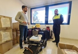 El concejal de Seguridad Ciudadana y el policía responsable de la Oficina de Objetos Perdidos junto a parte del material almacenado.