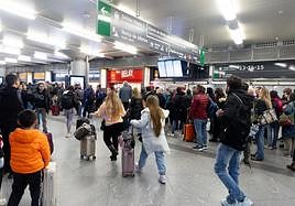 Filas de personas esperando su tren durante la huelga de Renfe y Adif en la estación de Atocha.