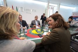 Rocío Blanco, en primer plano, con el presidente de la Confederación de Empresarios de Málaga, Javier González de Lara, y el presidente de la Cámara de Comercio, José Carlos Escribano, al fondo.