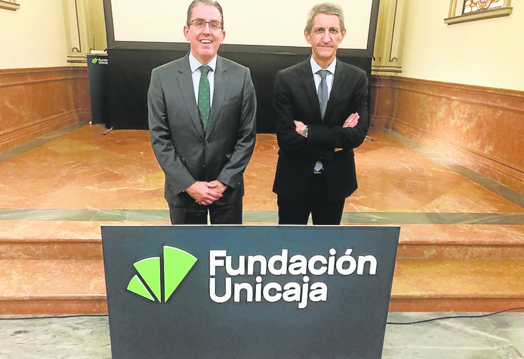 Sergio Corral y José Manuel Domínguez, detrás de la nueva imagencorporativa de Unicaja tras el acto de presentación del jueves. ::