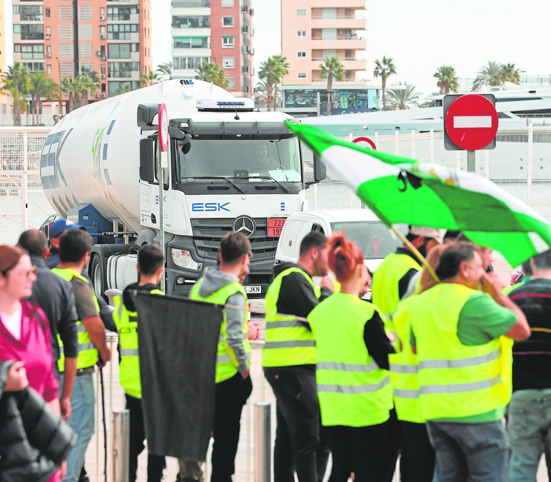La tractorada logró bloquear el puerto de Málaga. salvador salas