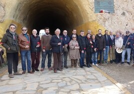 Miembros del PSOE y de colectivos memorialistas, este sábado en los túneles de la Araña.