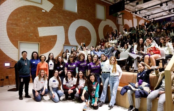 Foto de familia con las participantes y las organizadoras del taller.