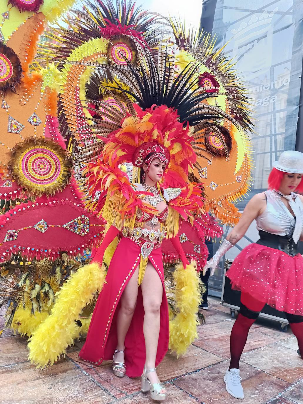 Los chubascos no empañan la fiesta en la calle del Carnaval de Málaga