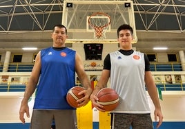 Rubén 'Colo' Wolkowyski (izquierda) y su hijo Thomas (derecha), en el pabellón Juan Gómez 'Juanito' de Fuengirola.