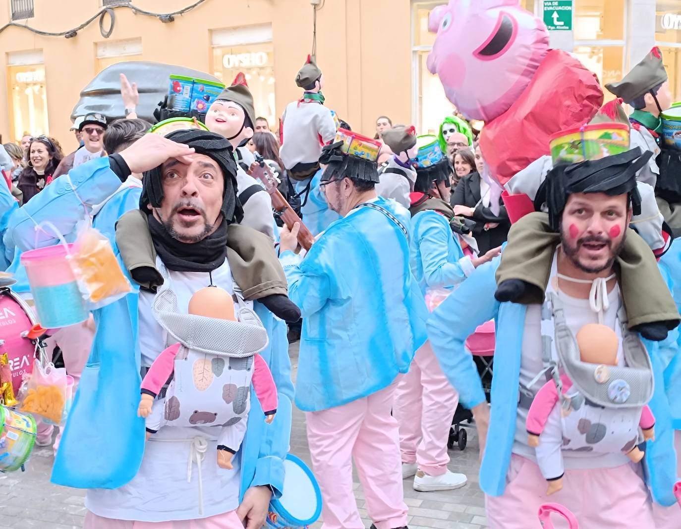 Los chubascos no empañan la fiesta en la calle del Carnaval de Málaga