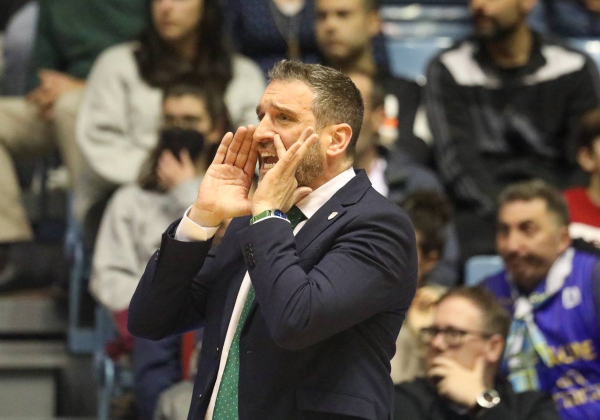 Ibon Navarro trata transmitir órdenes a sus jugadores en el partido ante el Obradoiro.