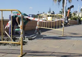 Un operario realiza trabajos de remate en el paseo marítimo de Rincón, dónde se soterró la tubería, el pasado noviembre de 2023.