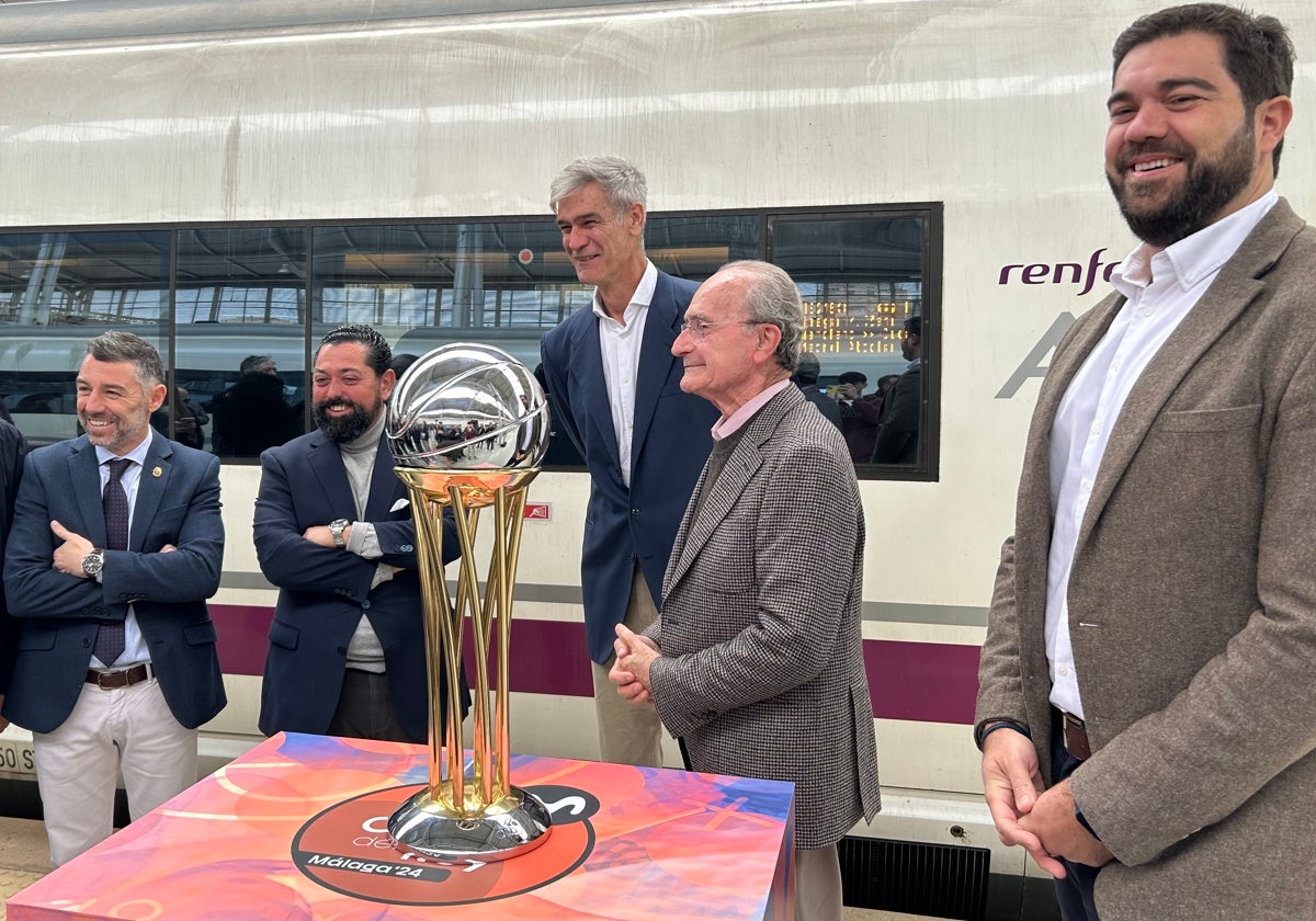 Juan Rosas, José María Arrabal, Antonio Martín, Francisco de la Torre y Borja Vivas, con la Copa del Rey a su llegada a Málaga.