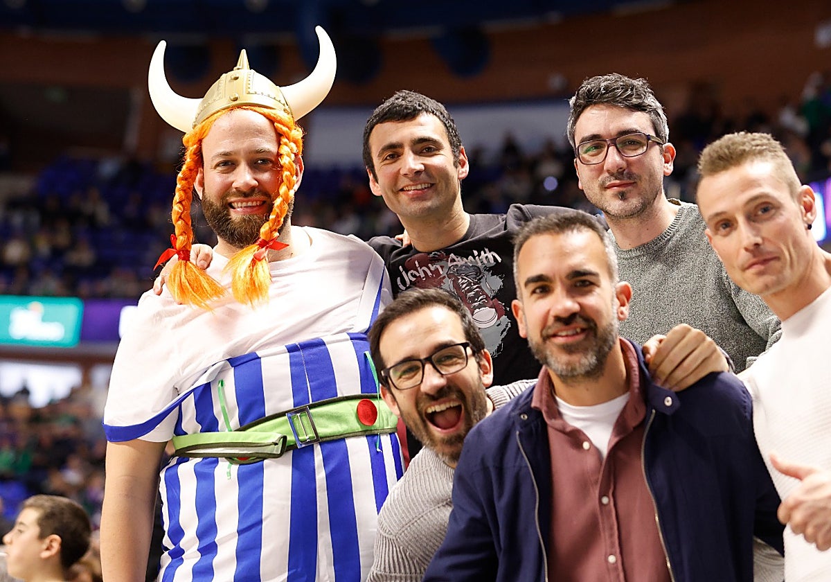 Aficionados del Unicaja en el Palacio de los Deportes.