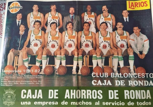 El póster con la plantilla y cuerpo técnico del Caja de Ronda de la temporada 1981-1982.