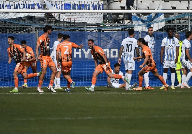 Los jugaores del Antequera celebran su gol, de Yeremi Socorro.