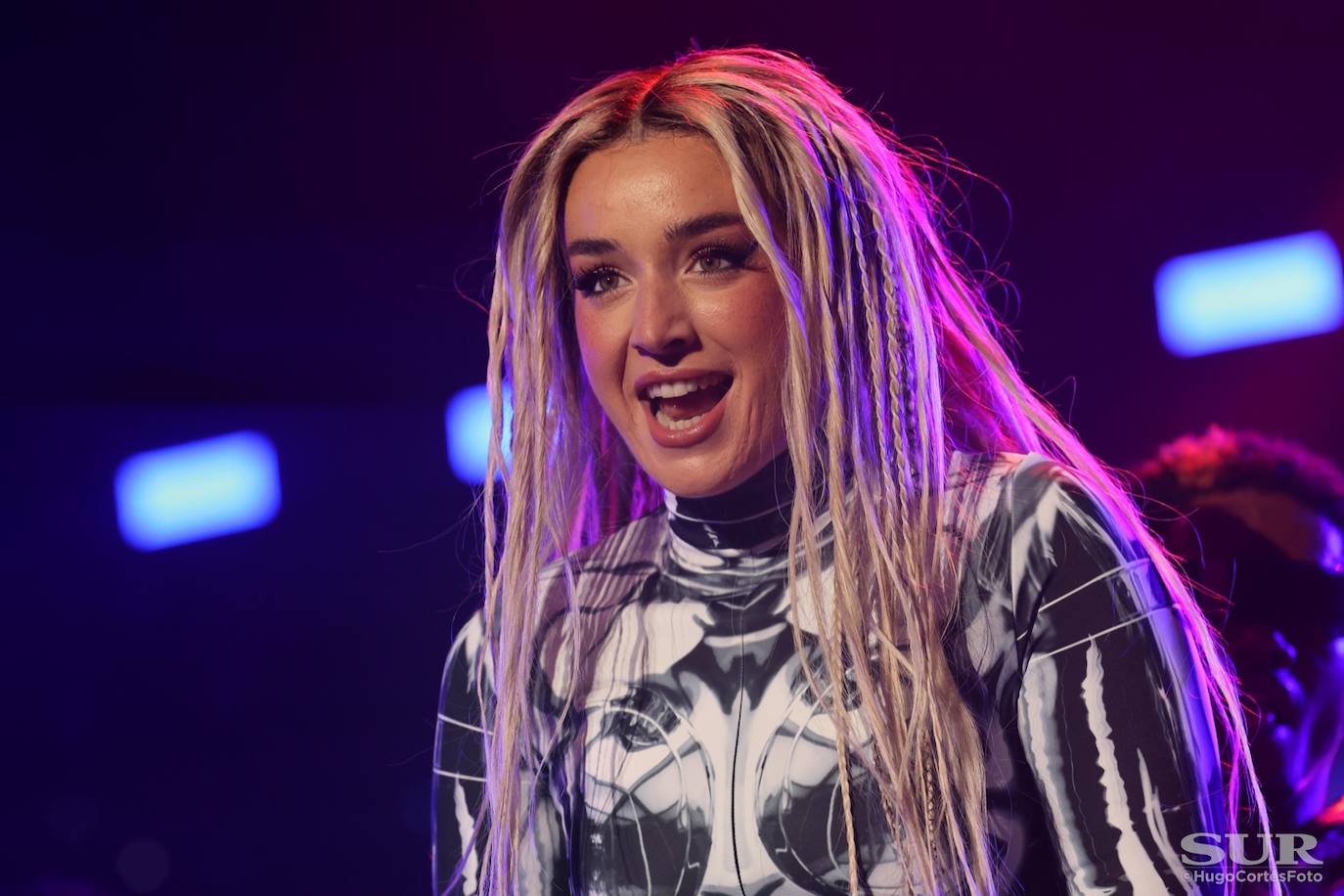 Lola Índigo pone a bailar a Málaga antes de la Copa ACB