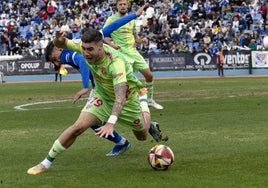 Roberto solicitó penalti en esta jugada del partido.