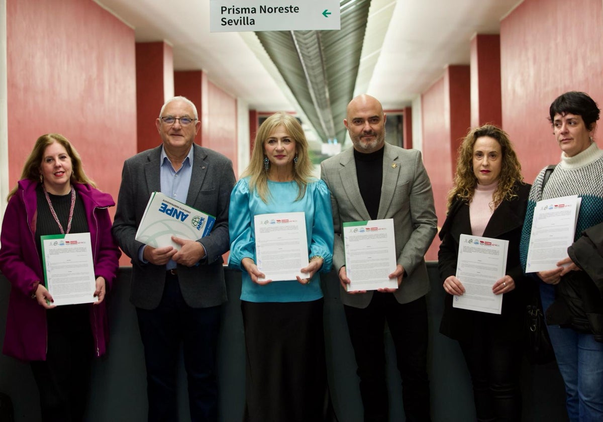 La consejera de Educación, con los representantes sindicales, tras la firma del acuerdo.