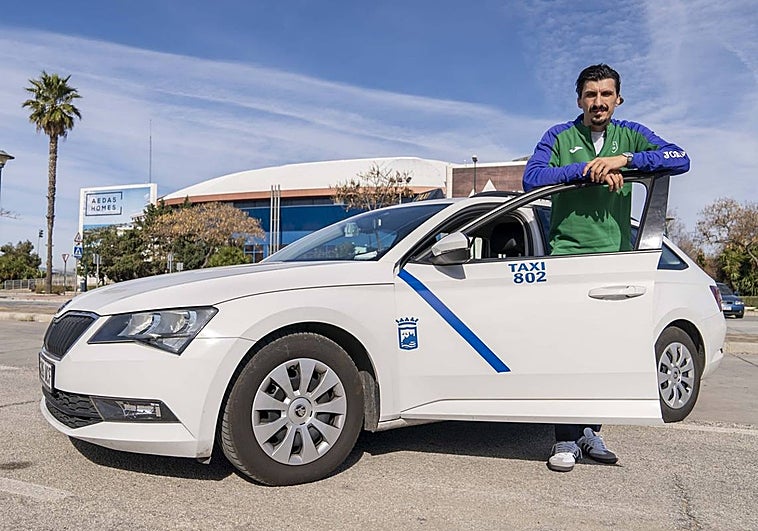 Nihad Djedovic posa junto al taxi en el que se grabó la entrevista para SUR.