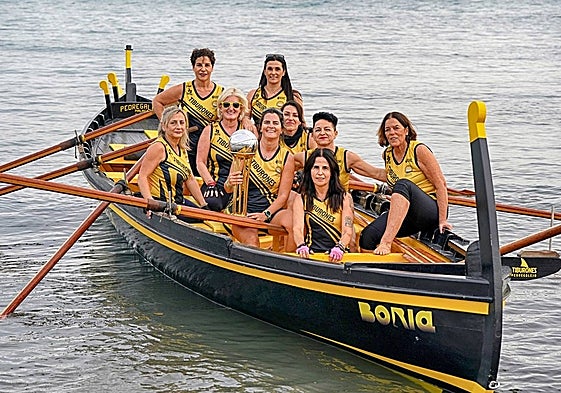 Las tripulantes del club Tiburones de Pedragalejo posan con la Copa en una jábega