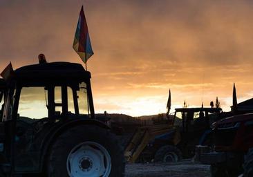 Agricultores inician una nueva semana de protestas con el corte de la A-374 en Ronda