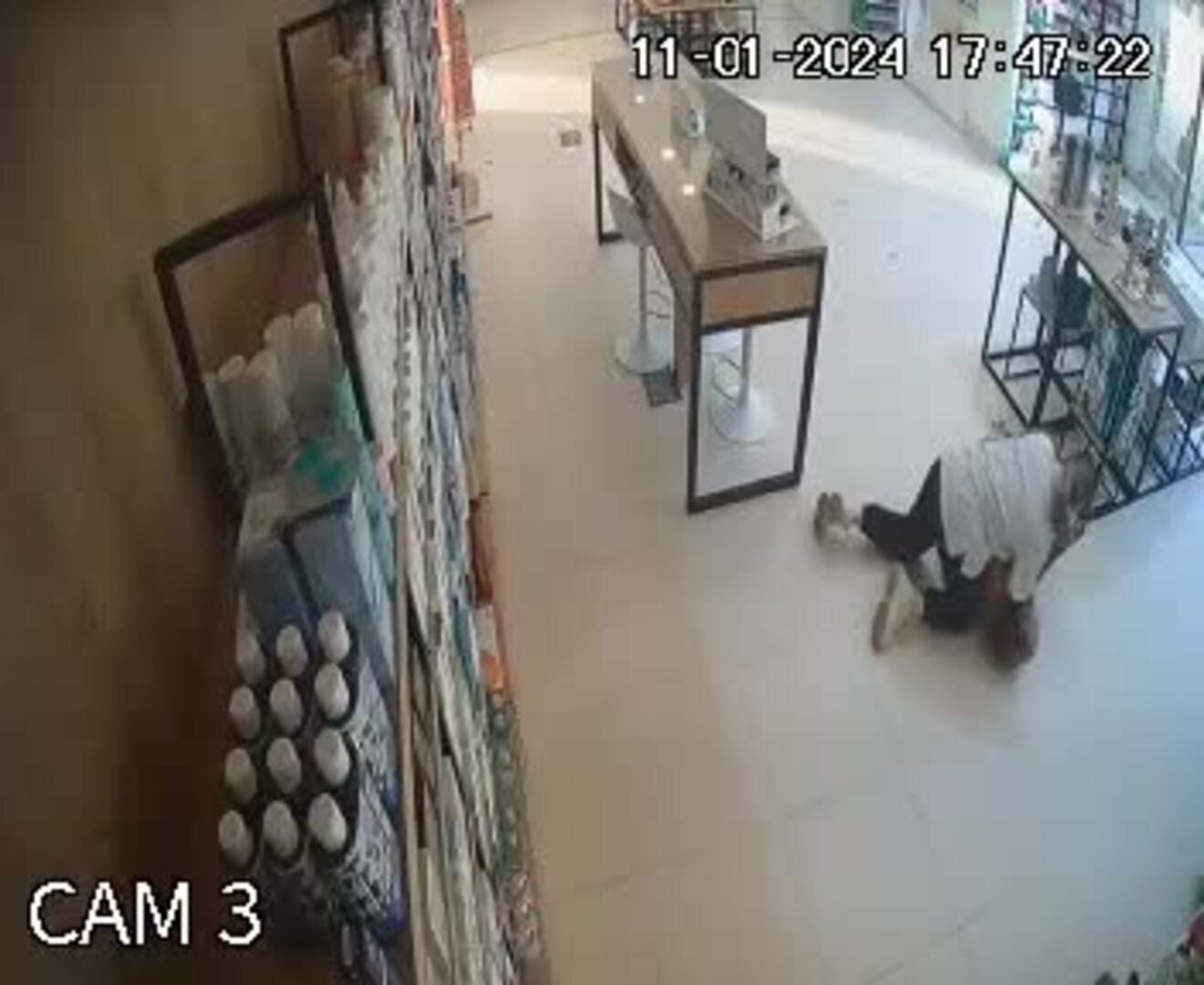 Una auxiliar reduce a un hombre que destrozaba su farmacia en Málaga