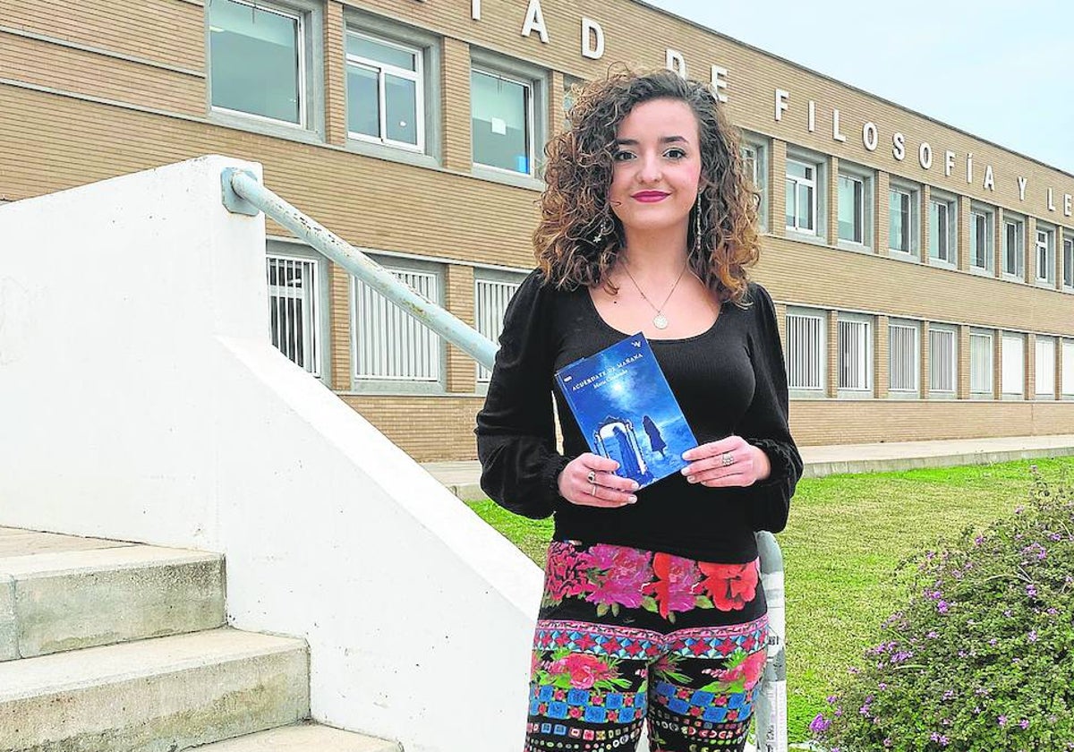 María Cuadrado posa con su libro en la Facultad de Filosofía y Letras