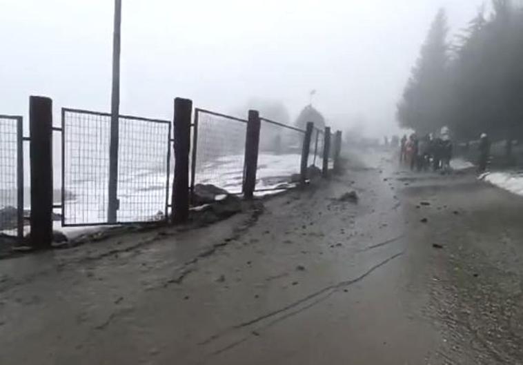 Una corriente de barro inunda varias pistas de Sierra Nevada
