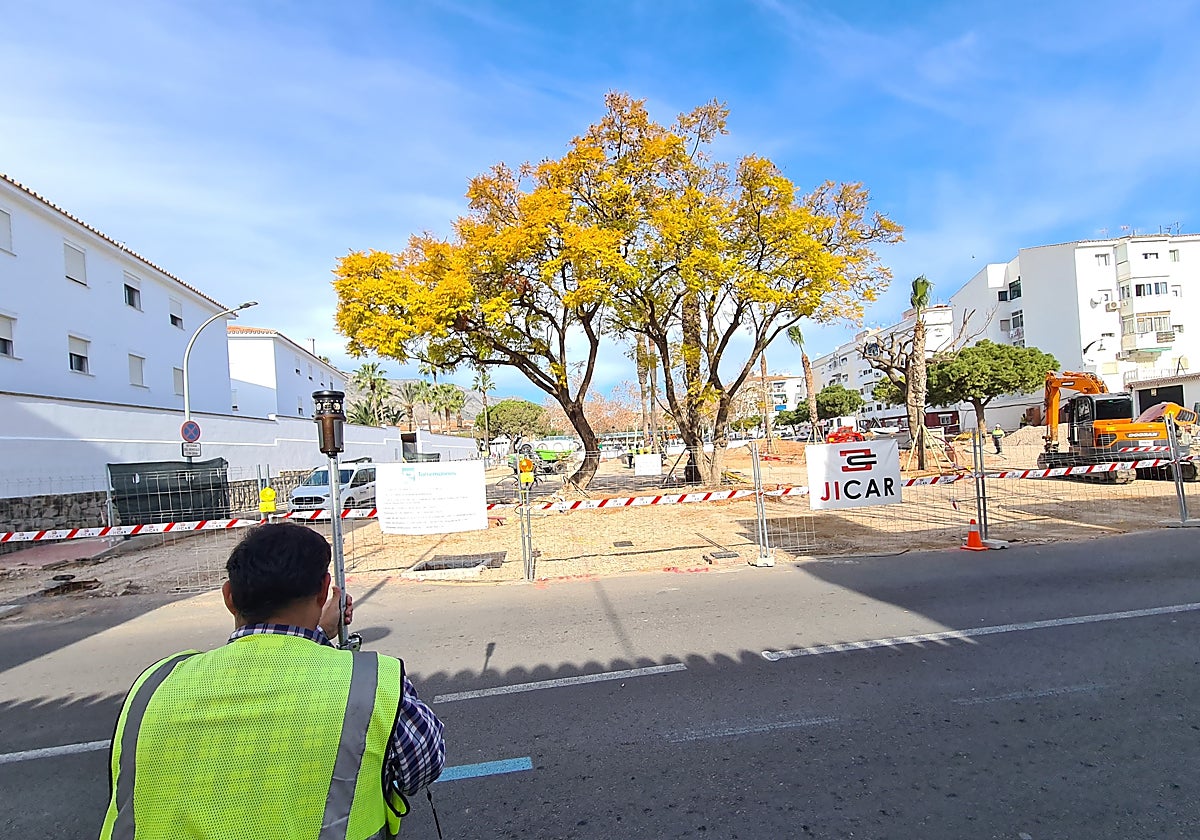 Mediciones topográficas en las obras de la plaza, desde la calle Rafael Quintana Dorado.