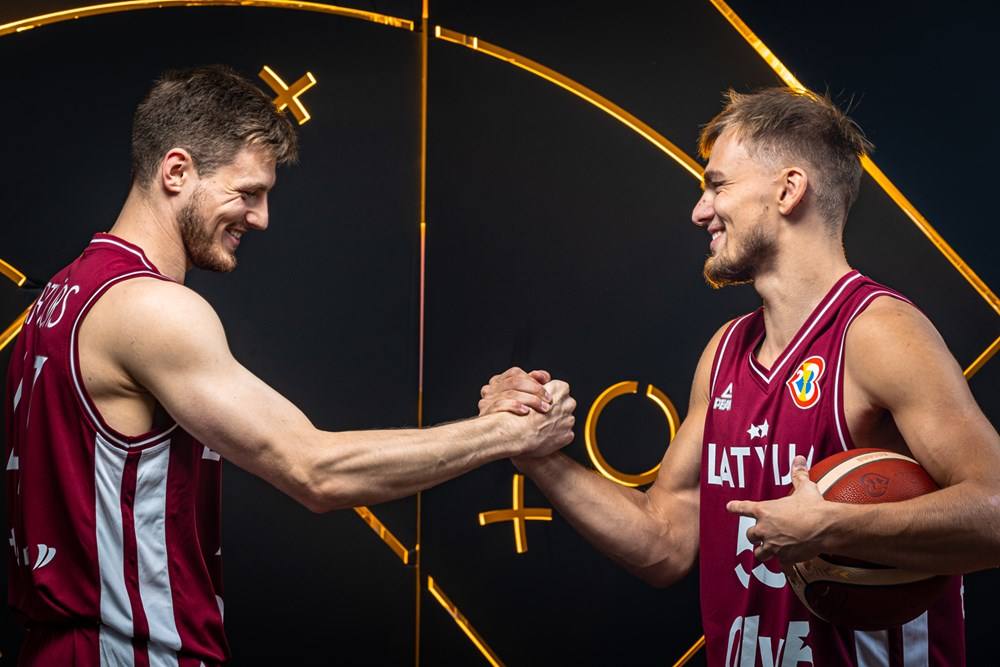 Los hermanos Kurucs, en una foto de la FIBA con la selección letona