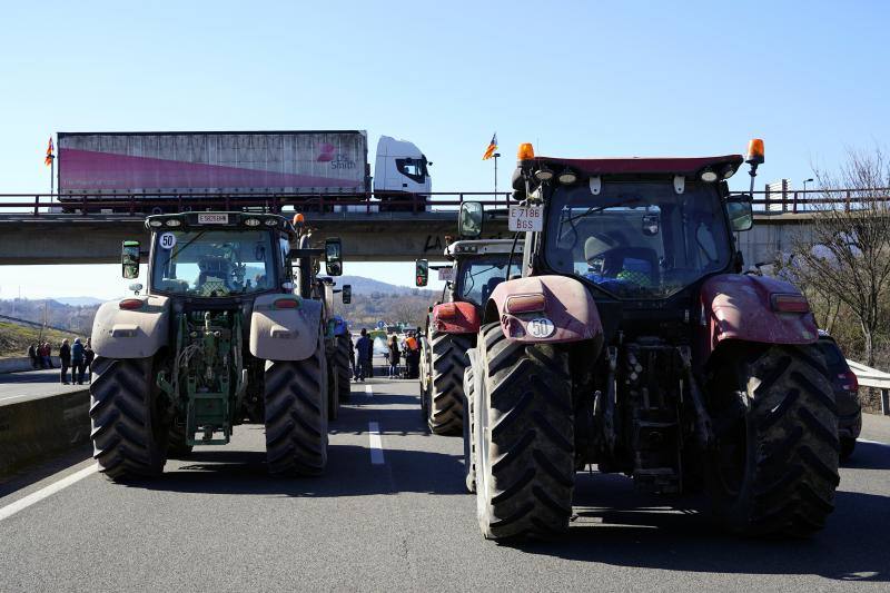 Los agricultores detenidos en protestas no autorizadas en Andalucía se elevan ya a 26