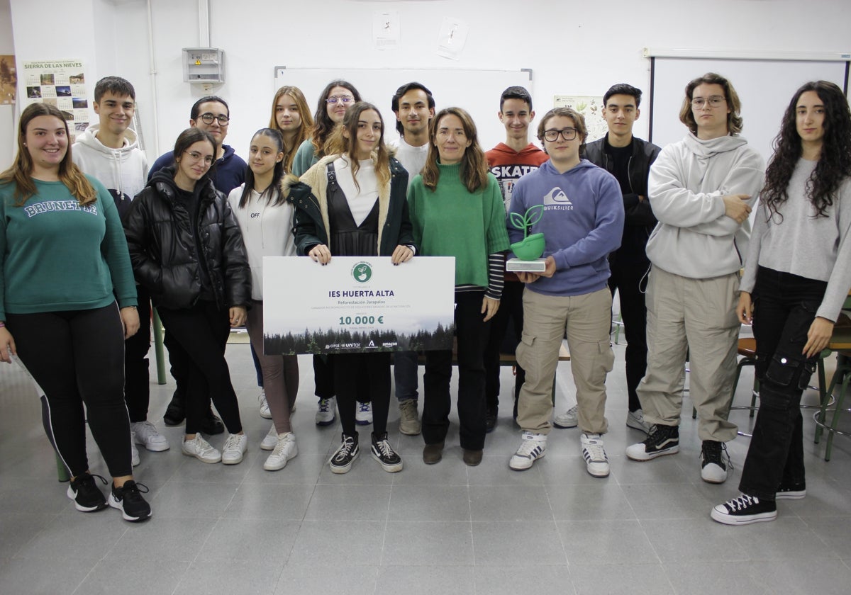 La profesora y los alumnos y alumnas muestran su premio, que les ha permitido poner en marcha el proyecto.