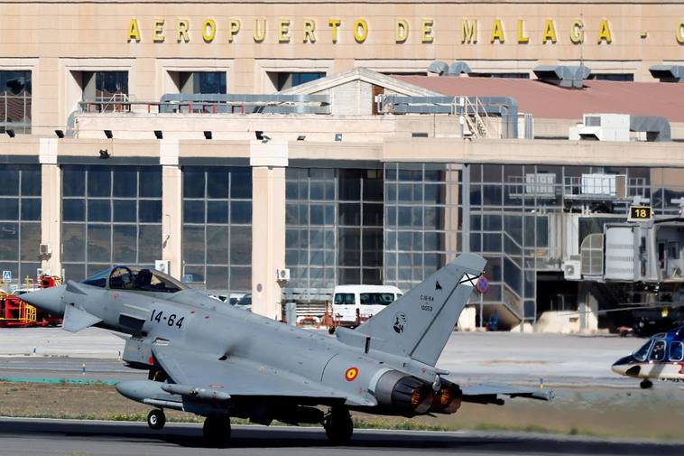 Un caza Eurofighter, en el momento de despegar desde el aeropuerto de Málaga.