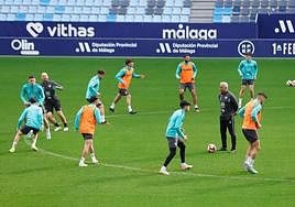 La plantilla del Málaga se ejercita en La Rosaleda durante un entrenamiento de la semana pasada.