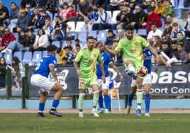 Juande golpea el balón en presencia de Manu Molina en el choque de Melilla.