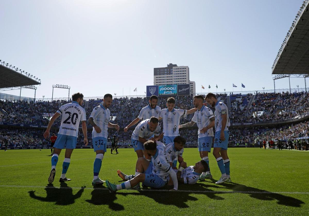 Jugadores del Málaga festejan un gol en La Rosaleda durante el partido contra el Atlético Baleares, el último encuentro celebrado en el estadio de Martiricos.