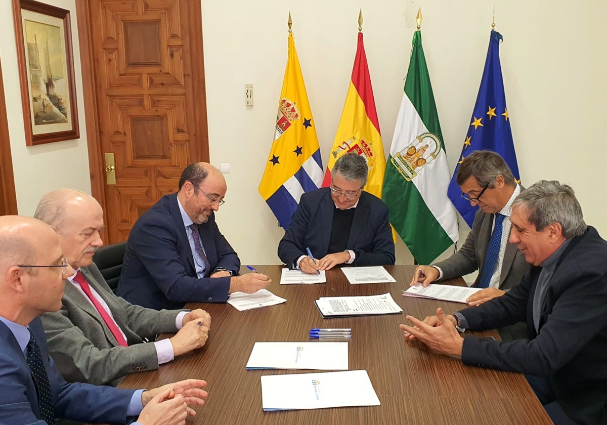 El Ayuntamiento, la UMA e Hidralia estudiarán los ecosistemas marinos de Rincón de la Victoria