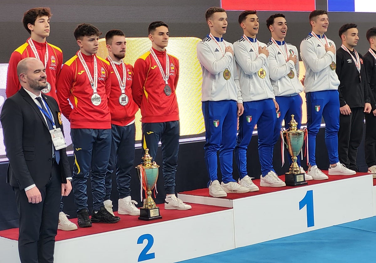 Mateo Cabello, primero por la izquierda, junto al resto del combinado nacional, en la ceremonia de entrega de medallas.