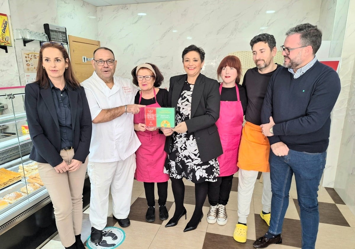 La alcaldesa entrega el premio a Polichinela.